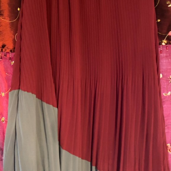 Pleated, asymmetrical, grey and maroon skirt - made and bought in Italy - Picture 3 of 4